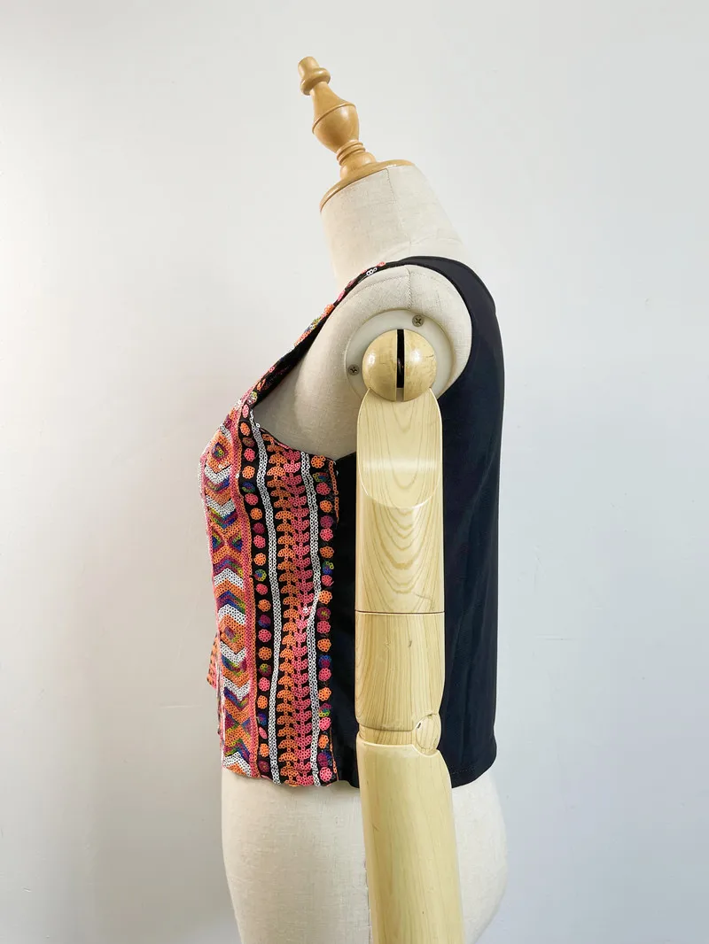 Женская майка с геометрическим принтом красная укороченная бусинами и блестками