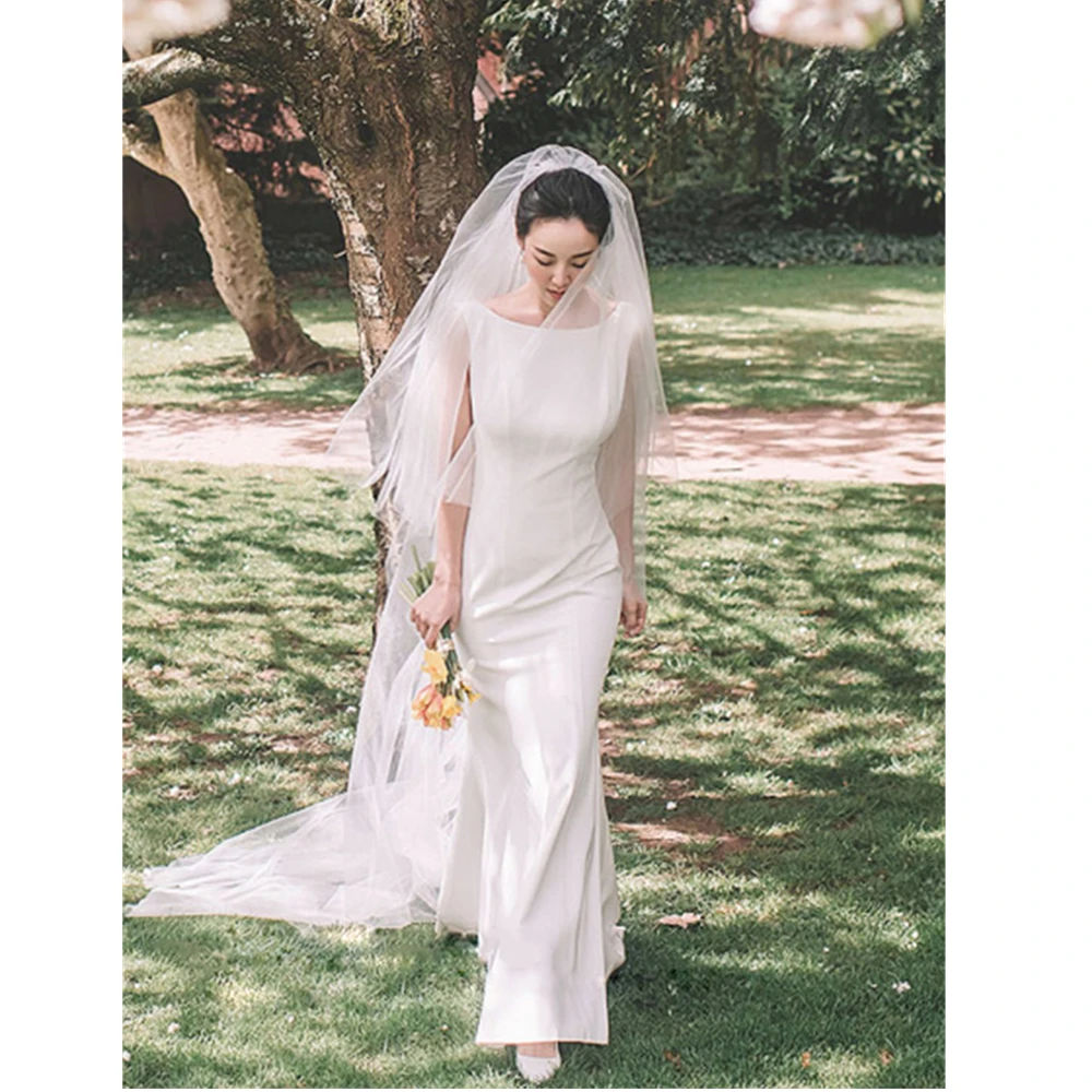 Женское атласное платье с юбкой годе простое свадебное со шлейфом и открытой