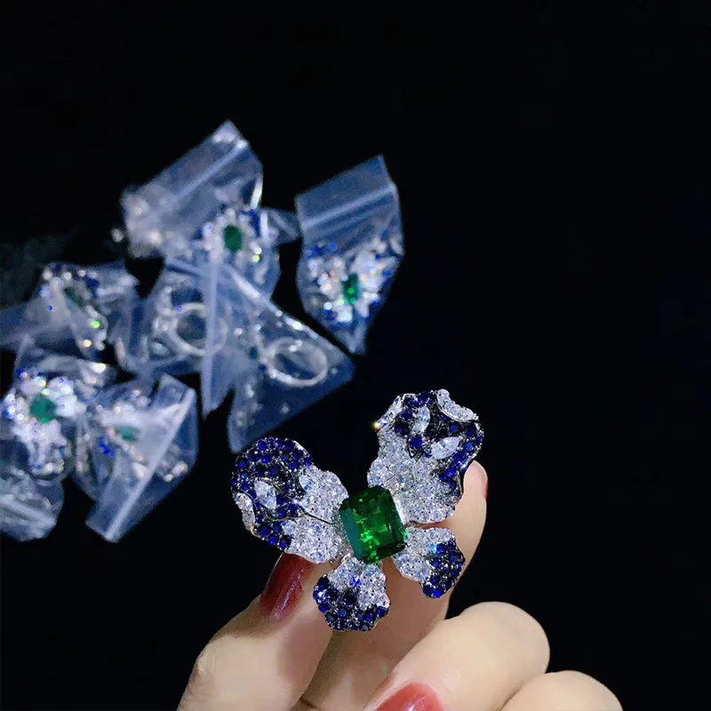 Женское кольцо в виде бабочки с искусственным бриллиантом и изумрудом |