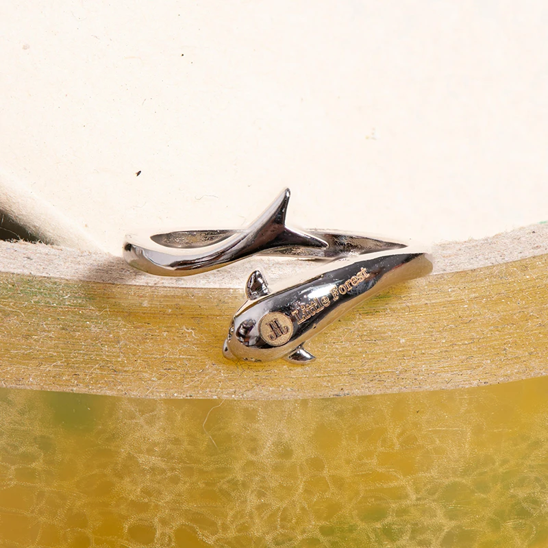 Маленькие лесные серебряные кольца с дельфинами в виде серебряного |