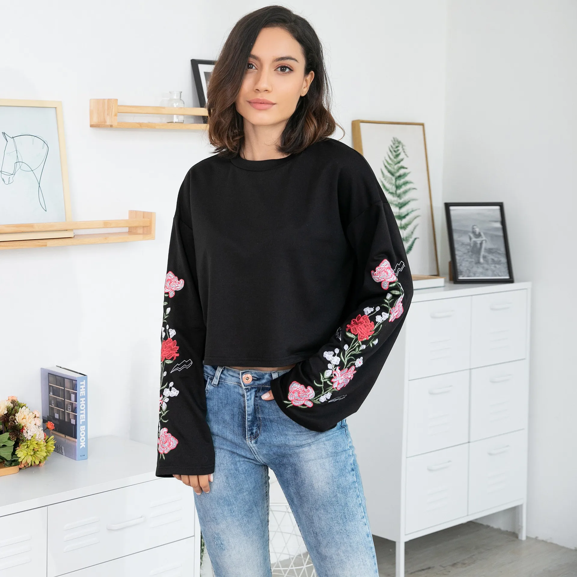 

Early autumn new large size long sleeve hoodie embroidered loose short hoodie pullover round neck fresh sweet hoodie