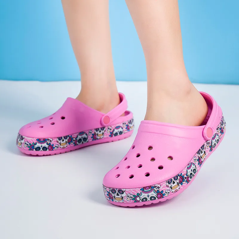 

2021 Summer Women's Slippers Unisex Casual Sandals Couple Cartoon Fashion Hole Shoes Cro Antiskid Beach Sandals Flat Shoes