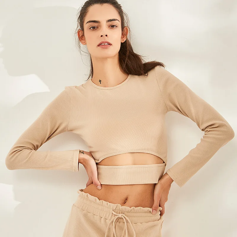 Женская спортивная рубашка телесного цвета с длинными рукавами в рубчик для