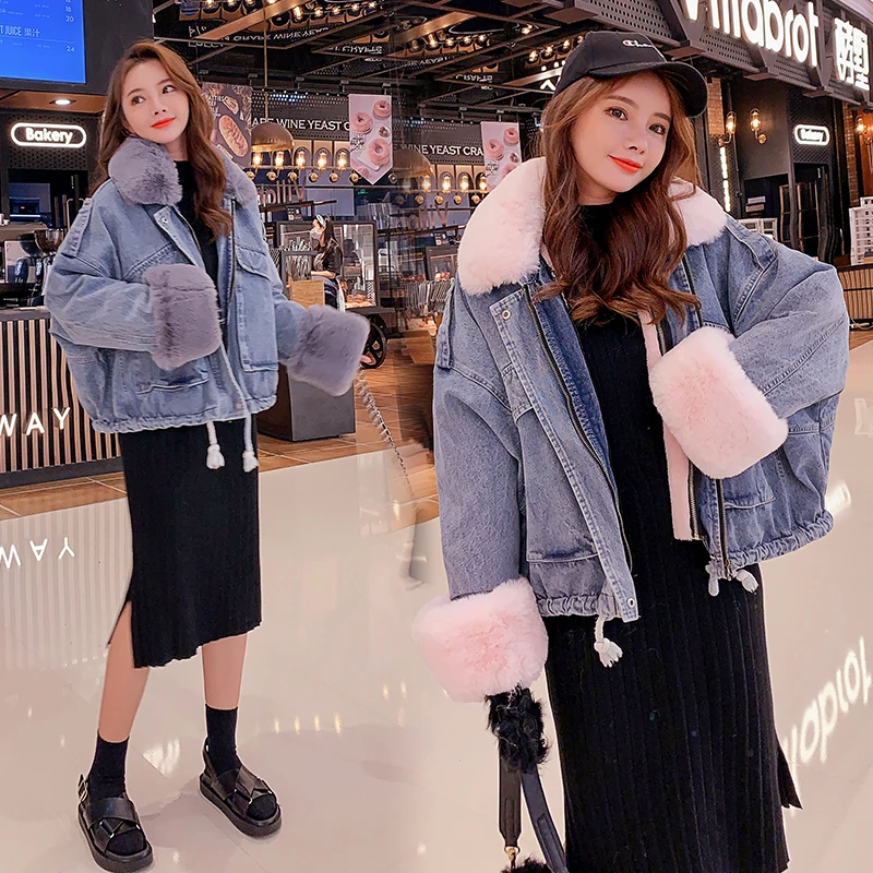 Женская джинсовая куртка на молнии оверсайз с меховым воротником со съемным и