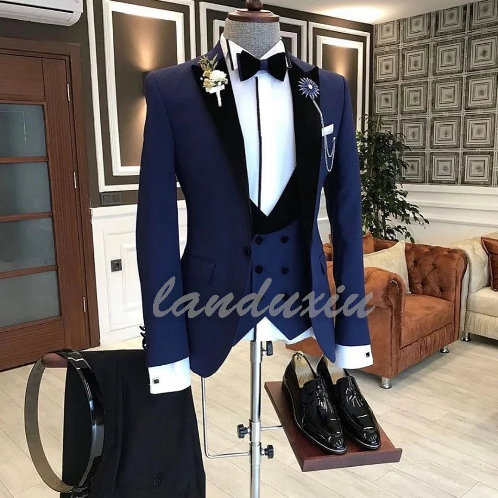 

2022 Formal Business Men Suit 3 Pieces Male Jacket Custom Fashion Groom Wedding Suit Tuxedo Black Velvet Lapel Blazer Vest Pants