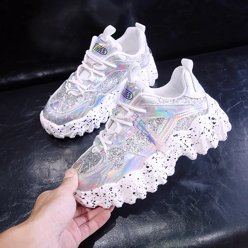 Кроссовки женские блестящие на массивной платформе белые весна 2020 | Обувь