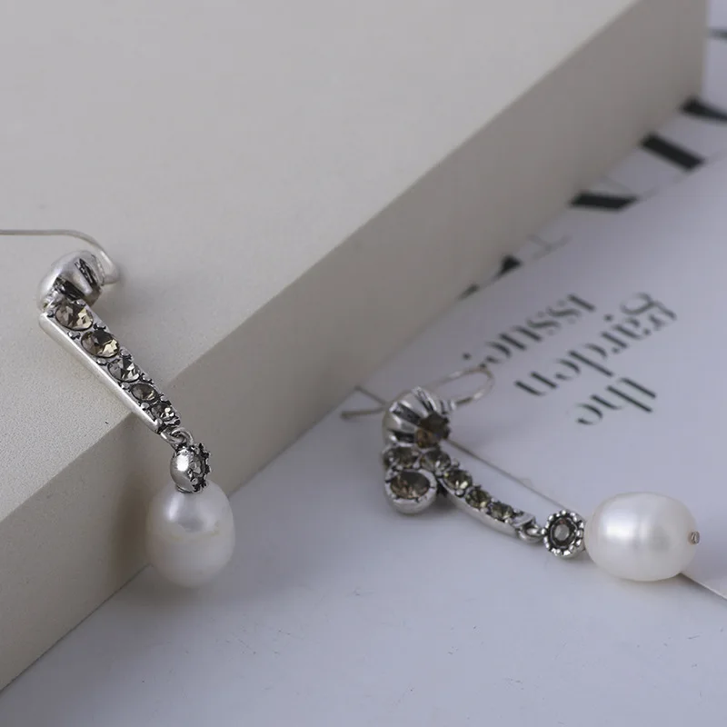 

Personality, fun, old exclamation mark, say hello, inlaid full diamond pearl earrings