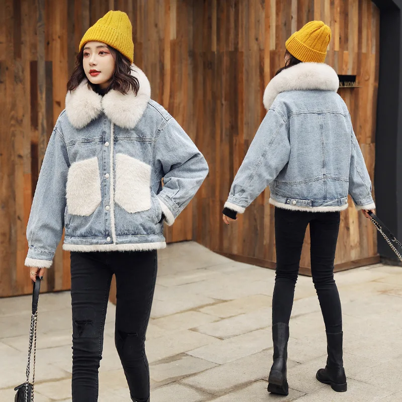 Женская джинсовая куртка с большим воротником из лисьего меха короткая