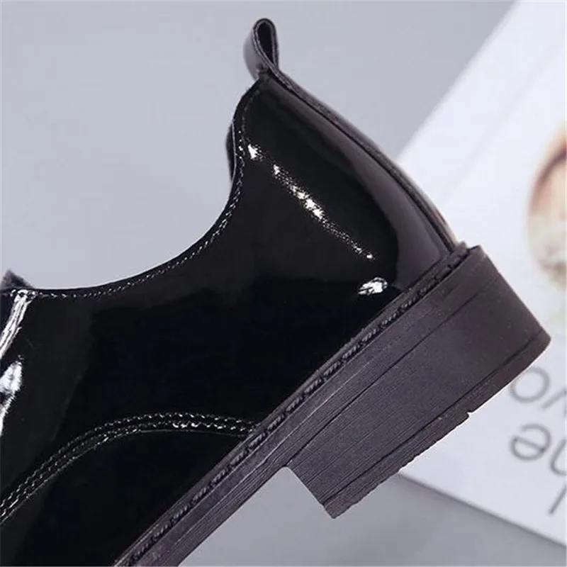 Туфли-оксфорды женские из лакированной кожи на шнуровке плоская подошва