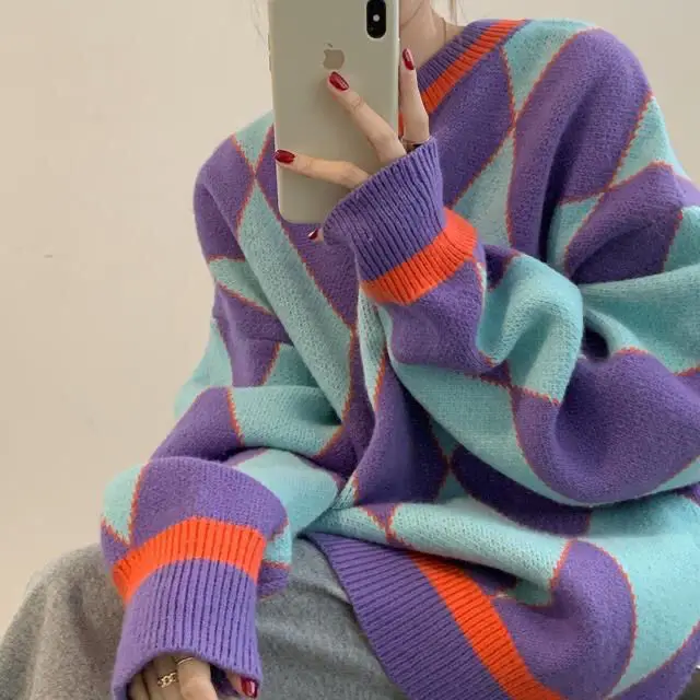

New loose contrast color rhombic crew neck sweater for women in winter 2020