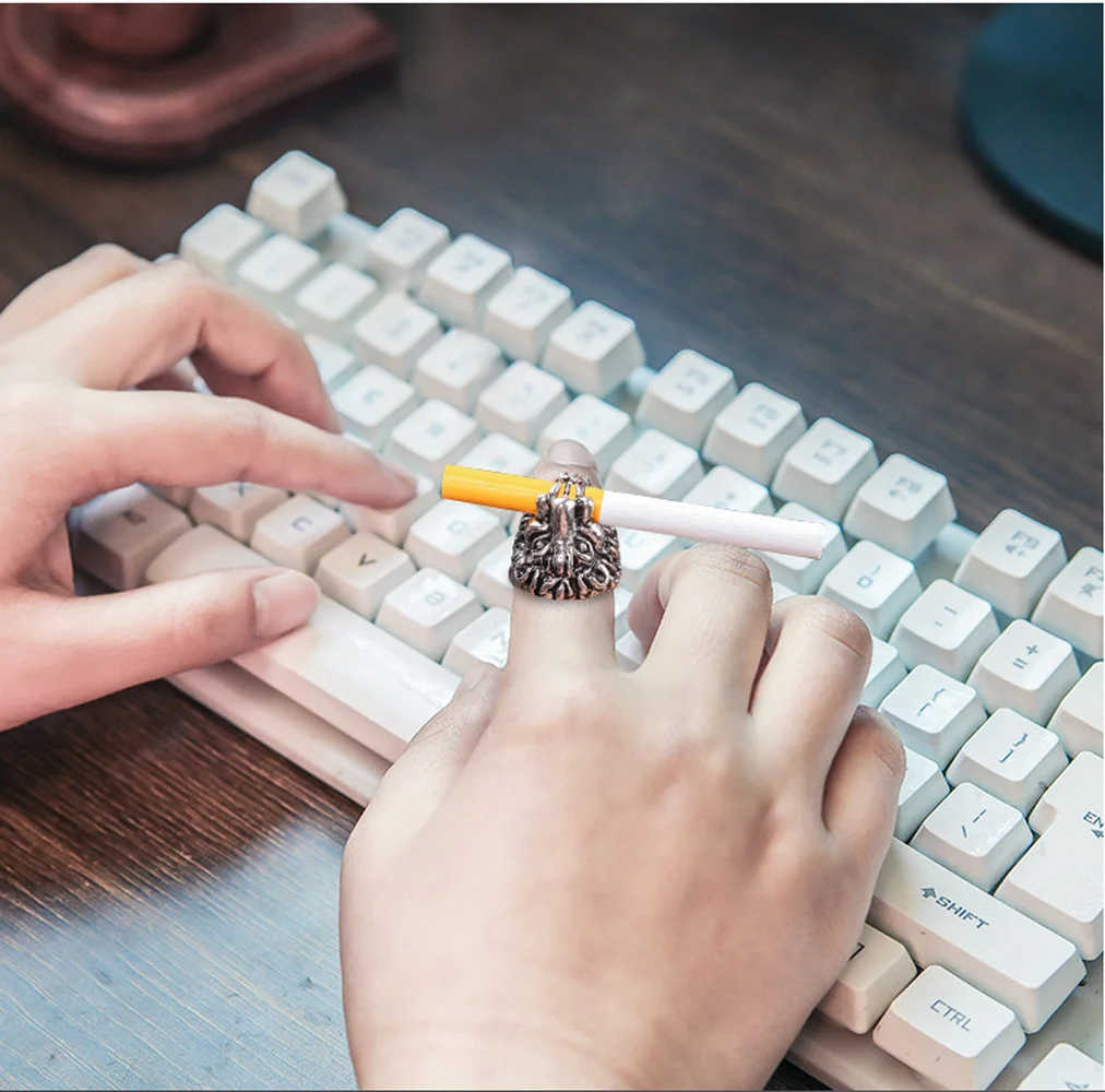 

1 Piece Smoke Finger Ring Hand Rack Lion Design Cigarette Holder Rack Stand Finger Ring Gadgets for Men Smoking Pipe Accessories