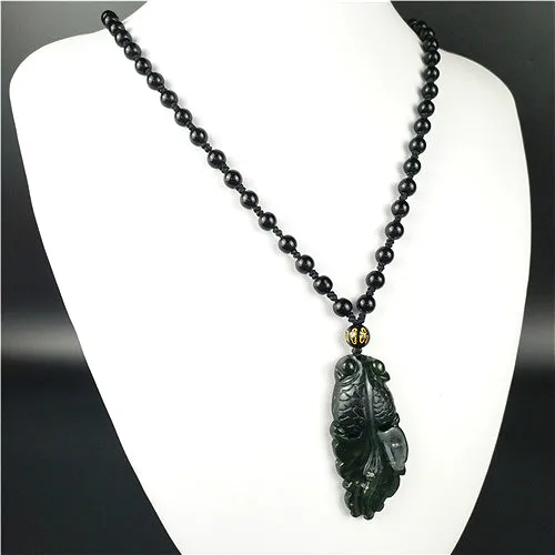 Китайская подвеска в виде золотой рыбки из натурального черного и зеленого