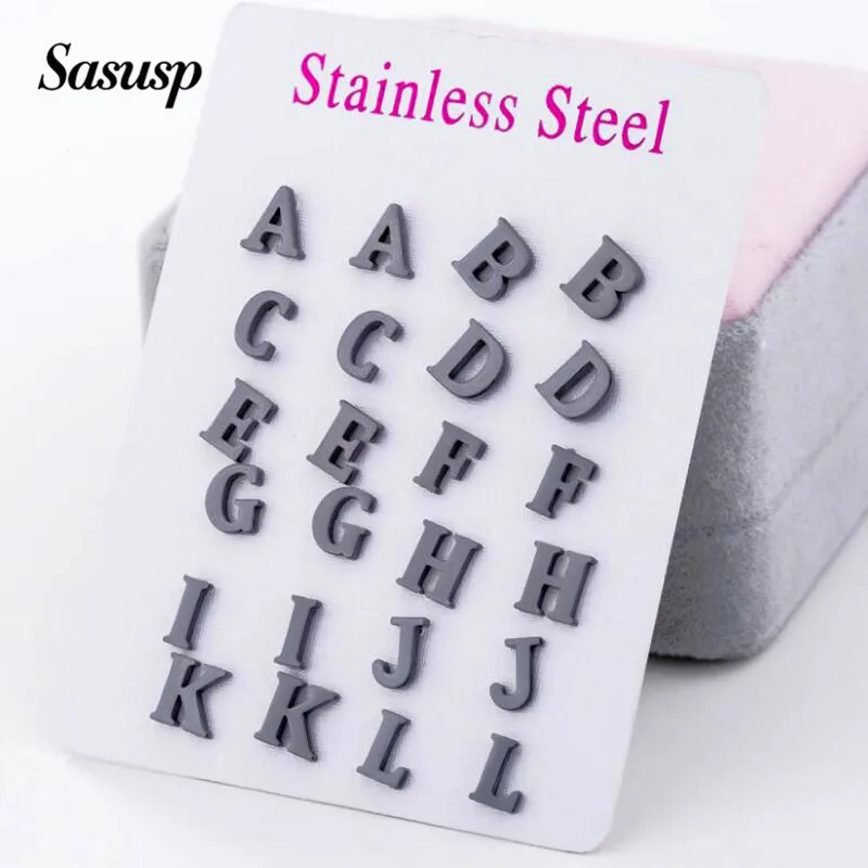 Sasusp серьги с подлинными буквами маленькие из нержавеющей стали алфавитом для