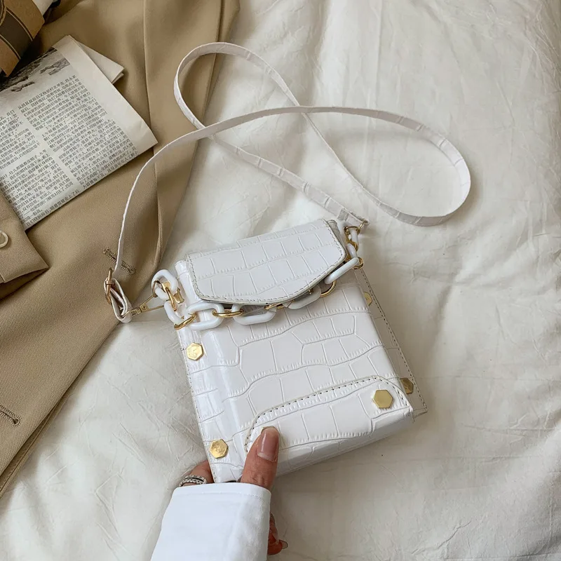 

Женская сумка-мессенджер на одно плечо, с заклепками