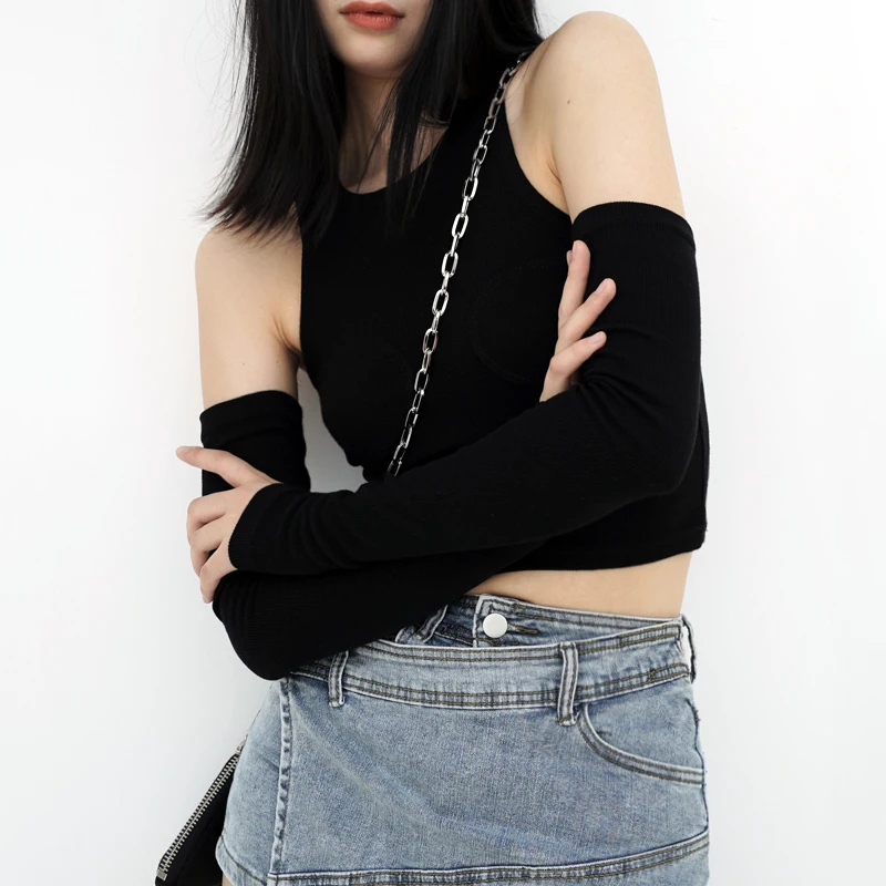 Женский топ в рубчик со швами и отстегивающимся рукавом