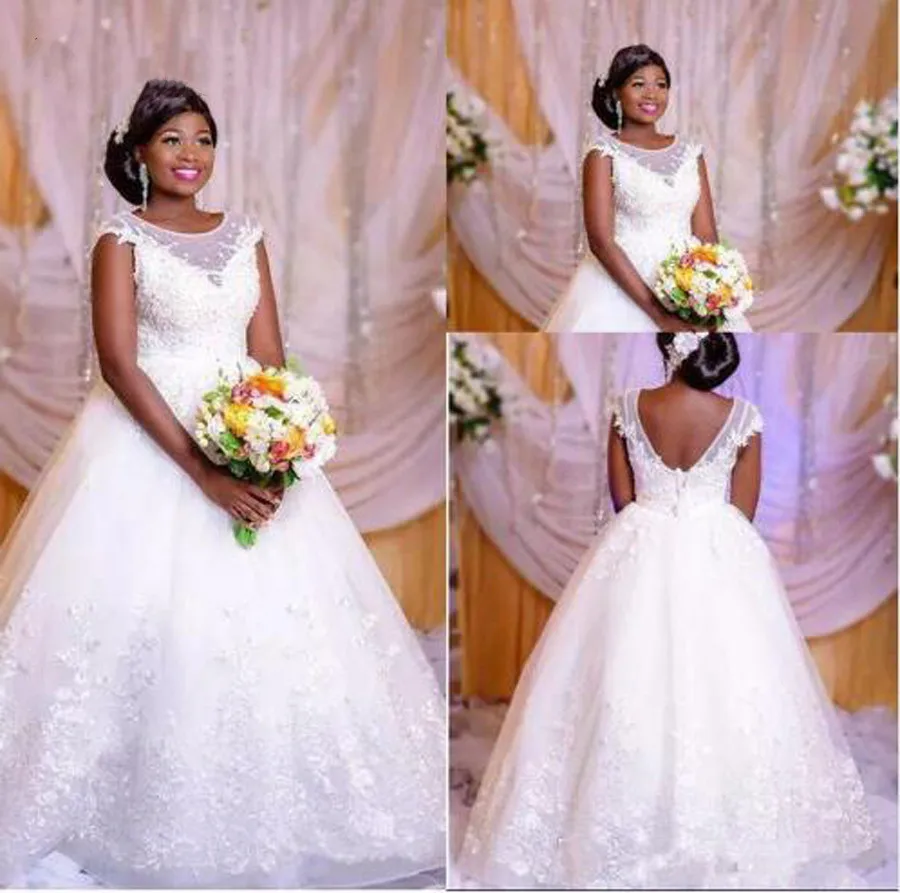 Свадебное платье в африканском стиле с прозрачной горловиной и аппликацией
