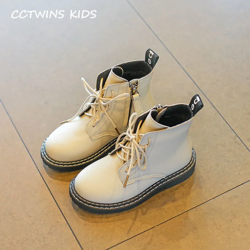 Бежевый CCTWINS обувь для детей осень для детей из искусственной кожи; обувь для маленьких детей сапоги Martin для девочек и мальчиков Модные ботильоны черного цвета MB036 - Цвет: Бежевый