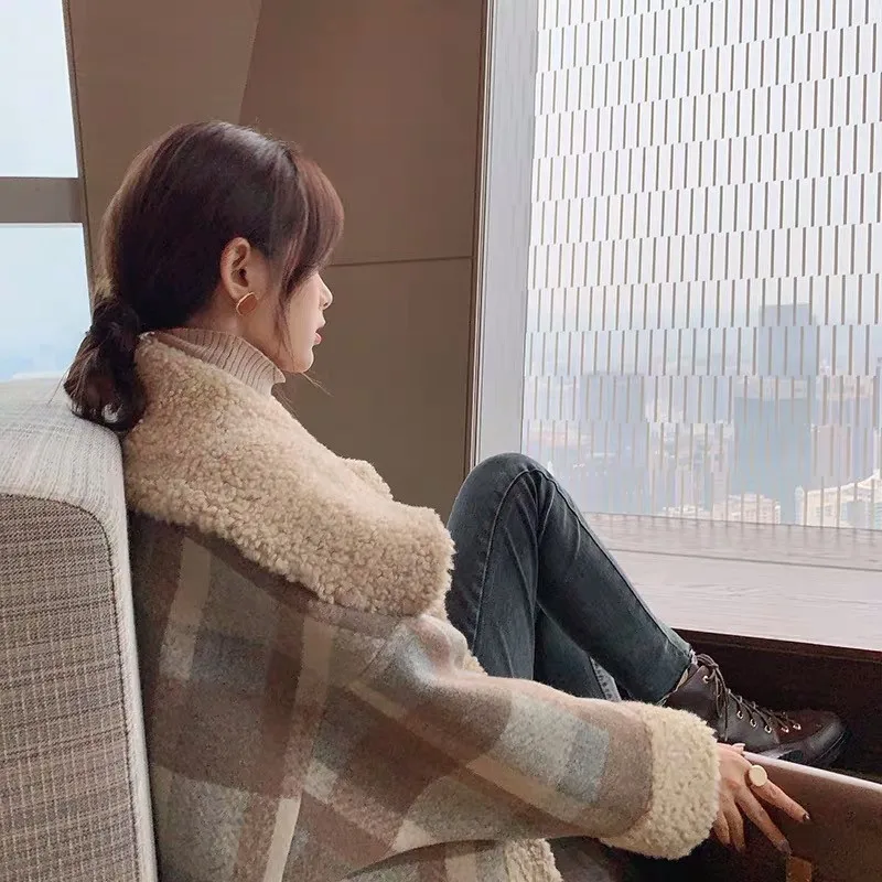 Женское клетчатое пальто из овечьей шерсти с воротником меха ягненка плотное