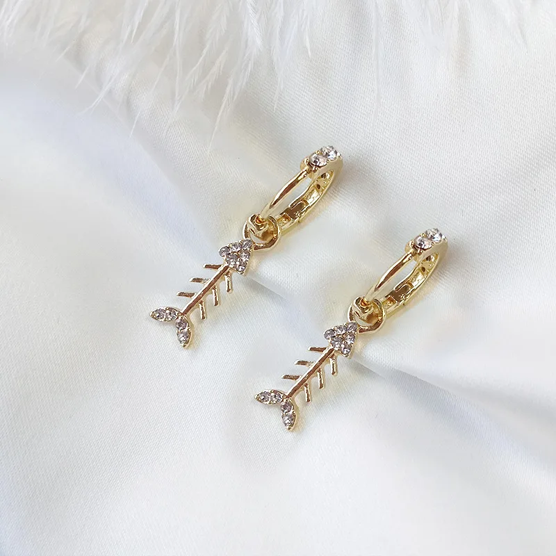 Женские асимметричные серьги-гвоздики с цирконом кошачьи и рыбные кости цвета