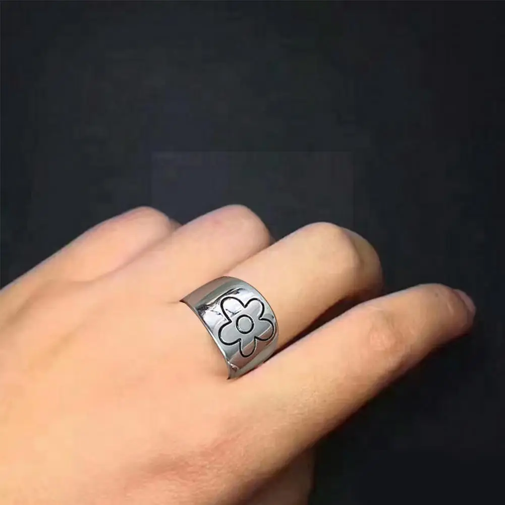 

2021 New Korean Style Flower Rings For Women Punk Trendy Vintage Plum Blossom Ring Small Daisy Flower Rings Party Couple Ri N0i1