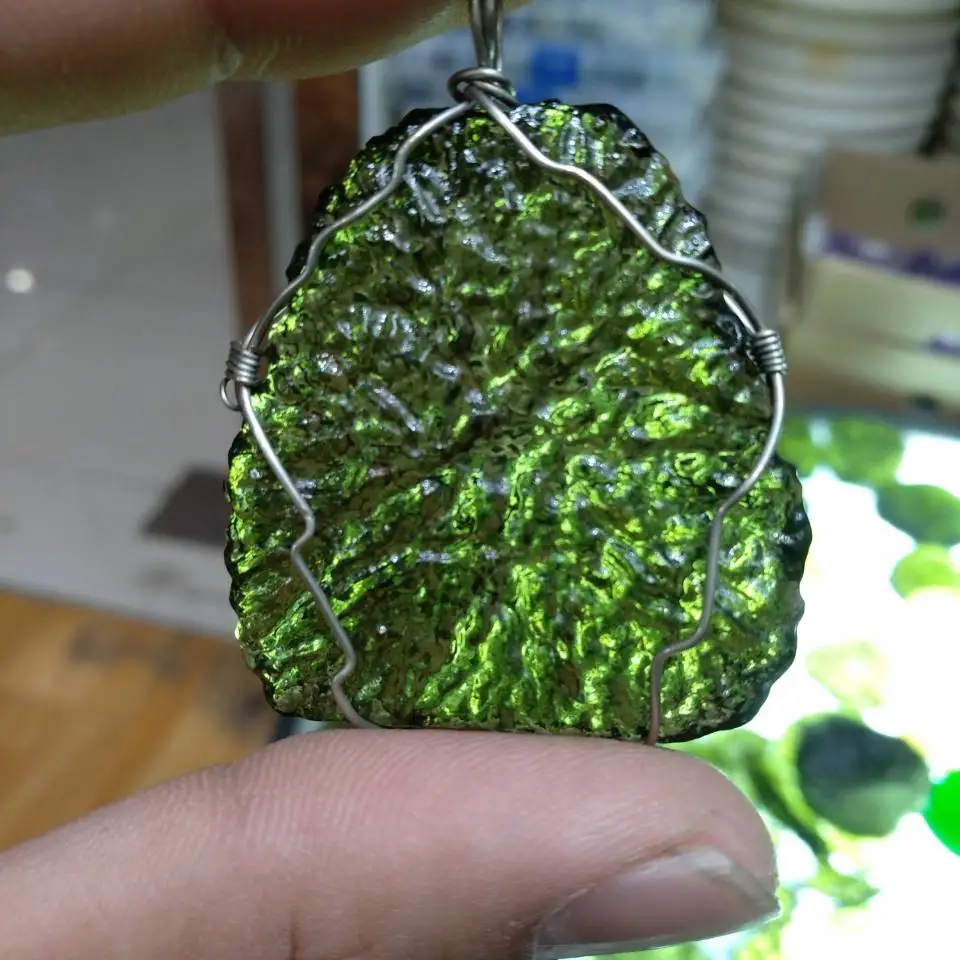Горячая продажа A + натуральный Moldavite зеленый aerolites Кристалл падающий камень кулон