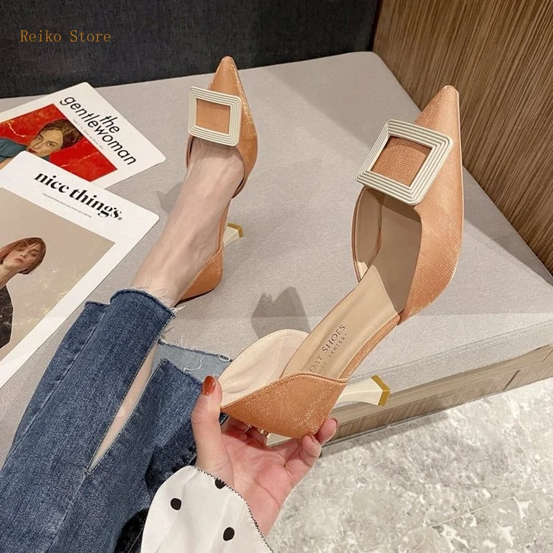 Женские туфли на низком каблуке кремово-белые атласные из искусственной кожи без