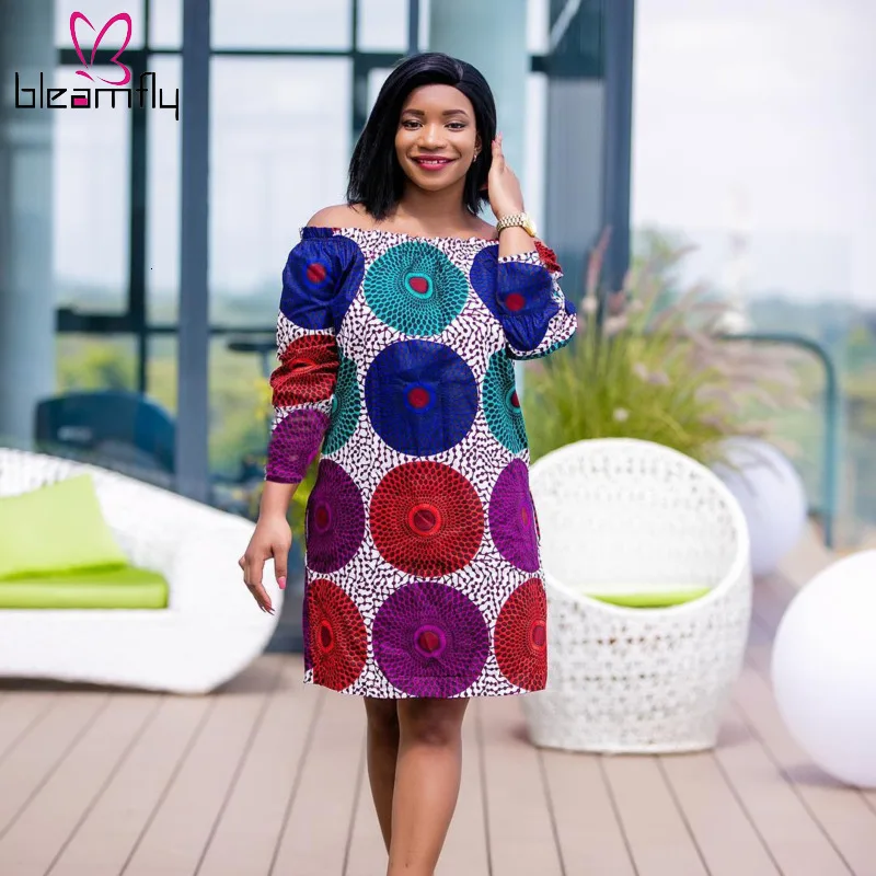 Осеннее женское платье с геометрическим рисунком и черными дырками открытыми