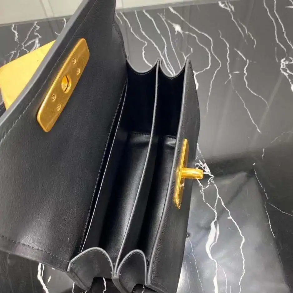 

2021 female classic fashion famous brand luxury independent design high-end leather chain small square bag female shoulder bag h