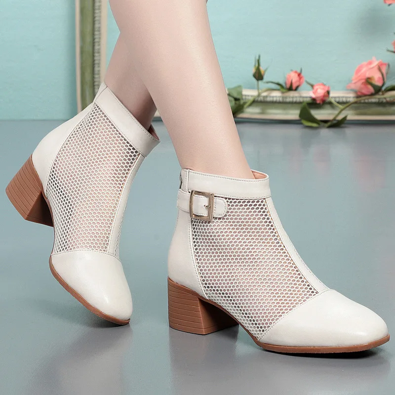 Кожаные короткие ботинки с мягкой подошвой сетчатые на среднем каблуке осенние