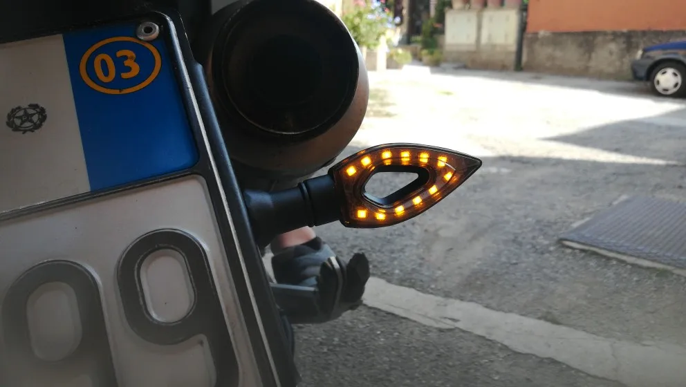 Вообще мотоцикл светодиодный гибкий мигающий индикатор для TRIUMRH DAYTONA 600 650 675 R 955i |