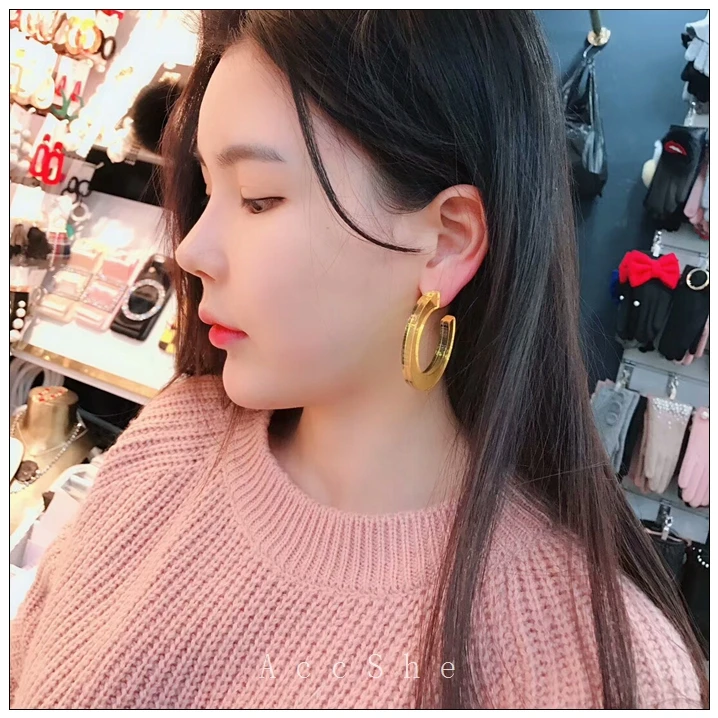 Новые модные красные серьги гвоздики с буквой C высококачественные акриловые