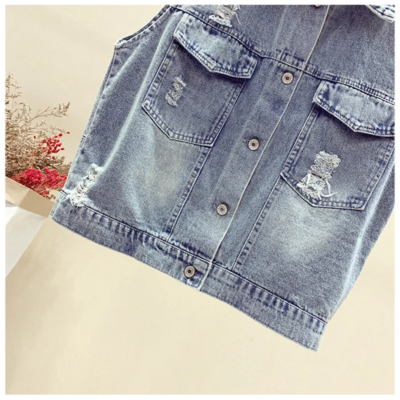 Женская джинсовая куртка-бомбер без рукавов с дырками и аппликацией | одежда