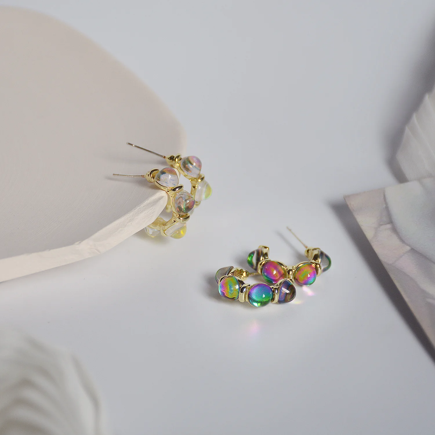 

Shiny Side New Accessories Glass Beads C Stud Earrings for Women Fashion Jewelry Simple Style Crystal Earrings