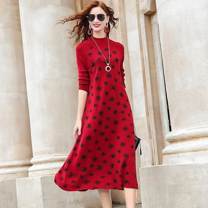 

Женское трикотажное жаккардовое платье-свитер средней длины с воротником-стойкой и длинным рукавом