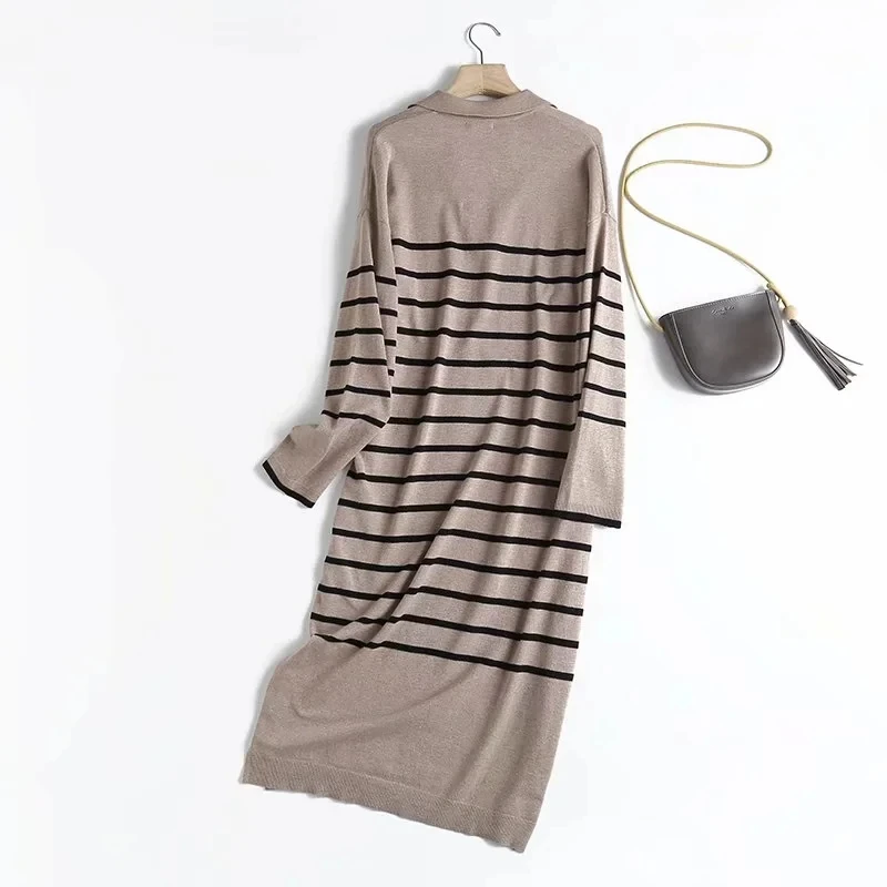 Вязаное зимнее платье-миди в полоску с V-образным вырезом | Женская одежда