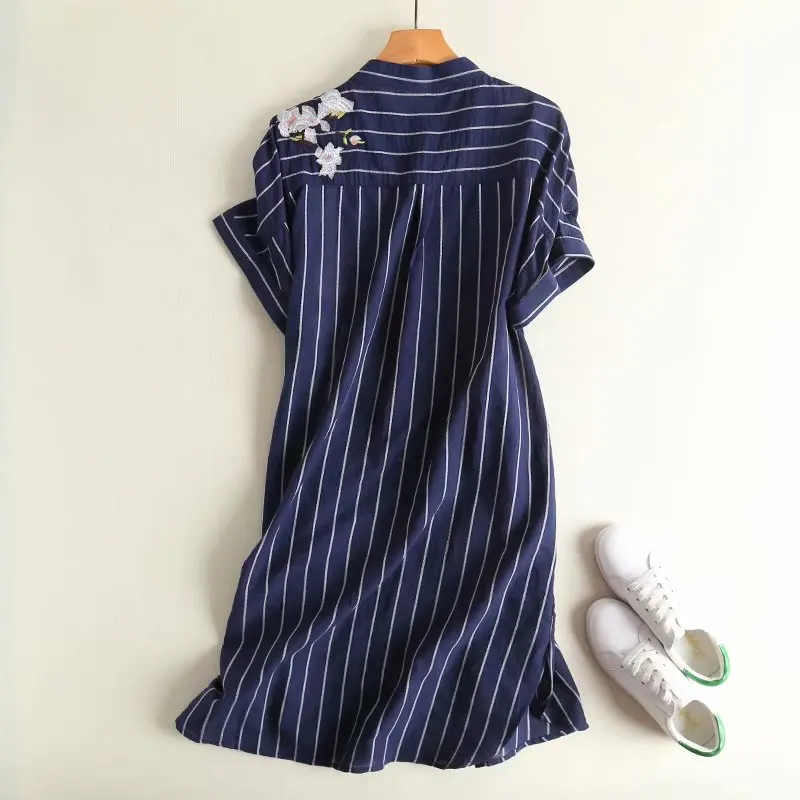 Женское платье рубашка в полоску с вышивкой и круглым вырезом на