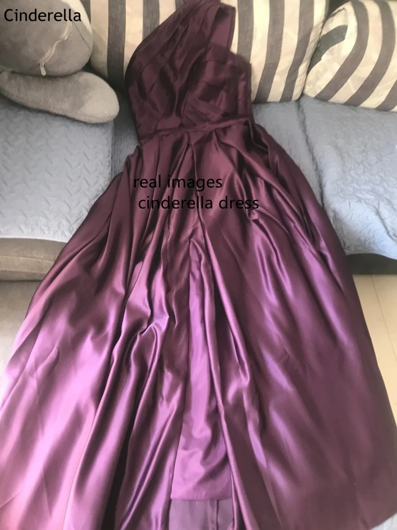 Атласное плиссированное платье трапеция пикантное длинное на одно плечо без