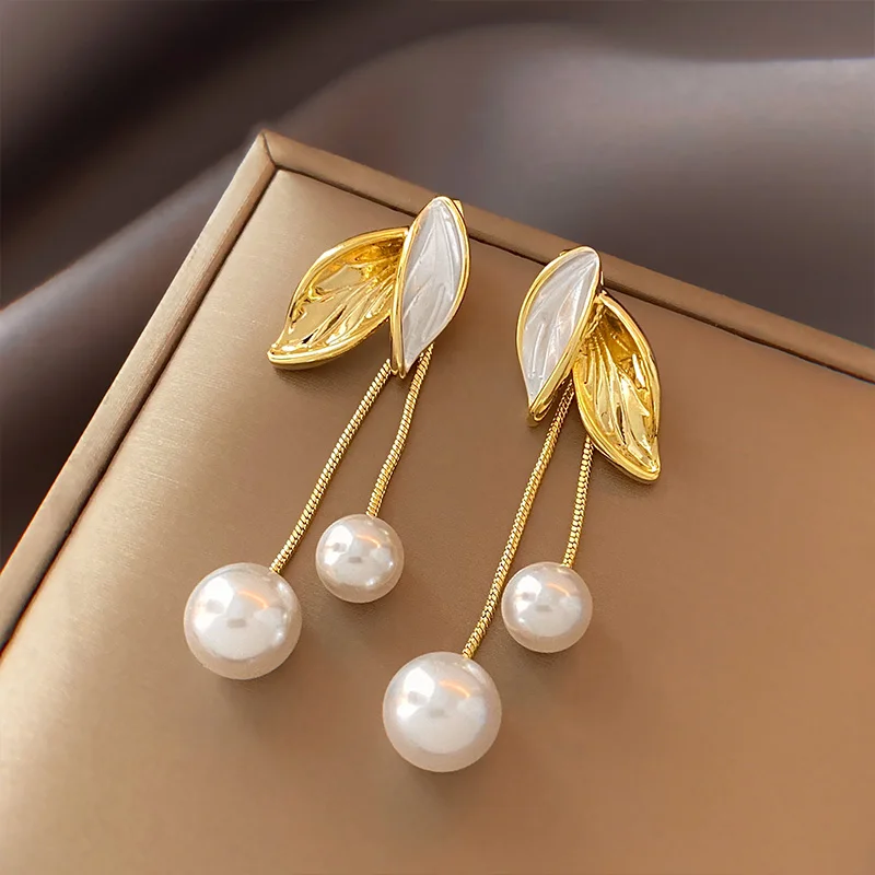 

South Korea's new design fashion jewelry simple leaf drip oil long tassel pearl earrings elegant women's everyday wild earrings