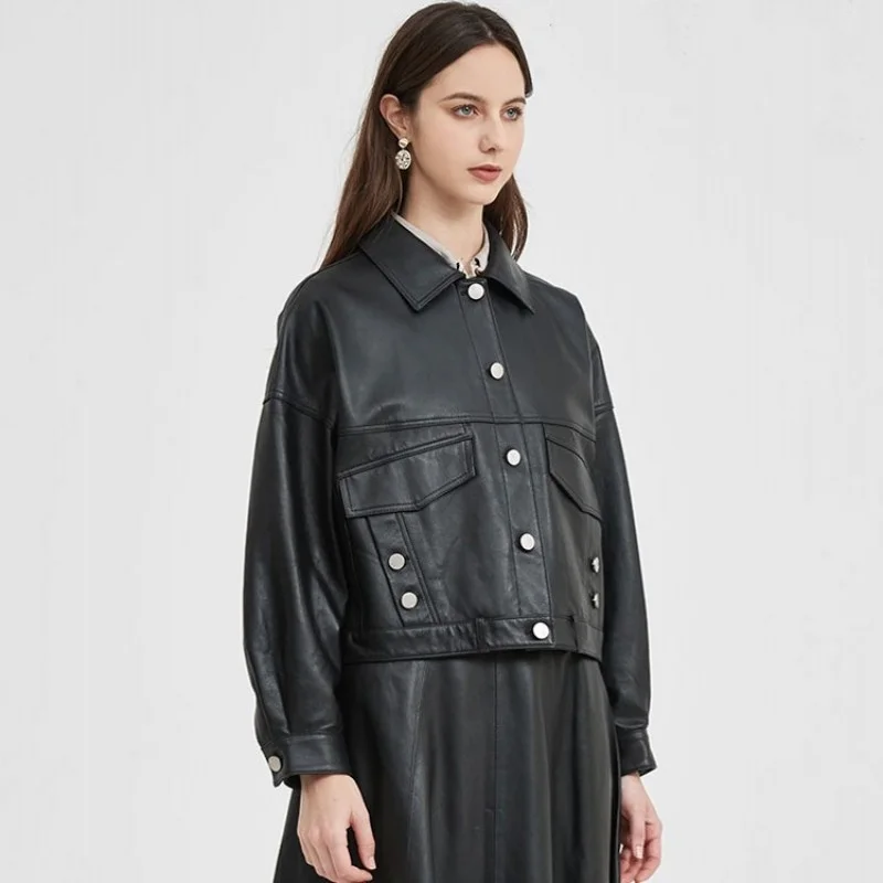Женская короткая куртка из натуральной кожи черная однобортная приталенная