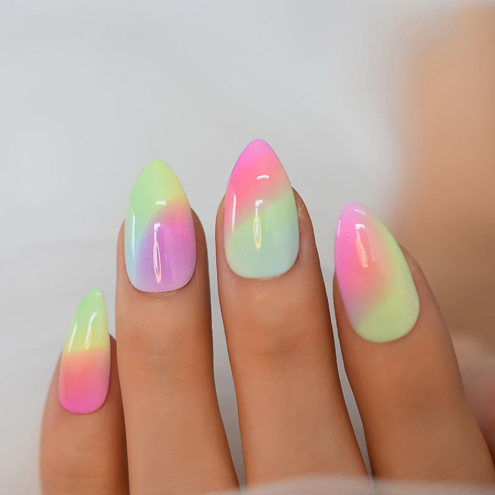 Милые искусственные ногти с дизайном короткого стилета миндаля в образе радужных ложных советов для маникюра.