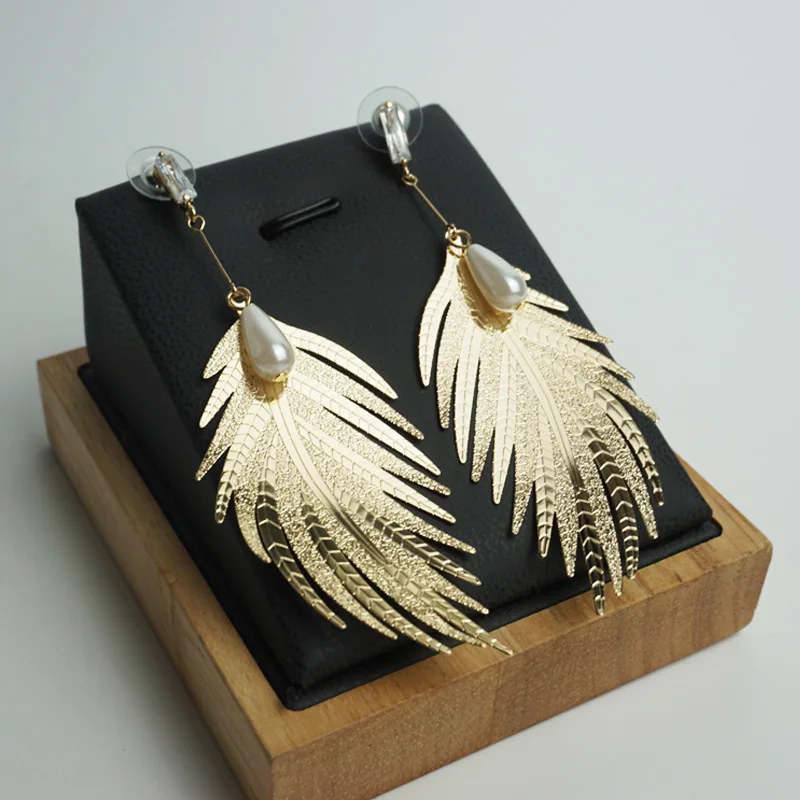 Серьги-подвески женские серебряного цвета с перьями и искусственным жемчугом |