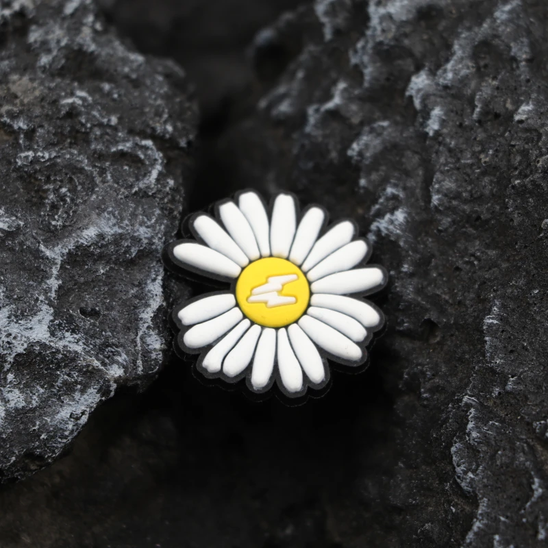 

Hole Slippers Shoe Buckle Anime Cute Chars Croc Chrysanthemum lollipop Decoration Designer Accesoire Garden Shoe Decoration Kid