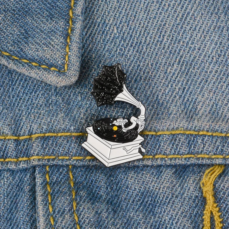 

Retro-antiquity Cosmic Galaxy Black Starry Space Gramophone Brooch Star Phonograph Enamel Lapel Pin Badge Shirt Lapel Pin Gift