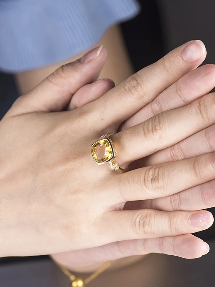 На какой руке носить обручальное кольцо вдове. Кольцо с цитрином. Помолвочное кольцо с цитрином. Кольцо на пальце с цитрином. Кольцо вдовы.