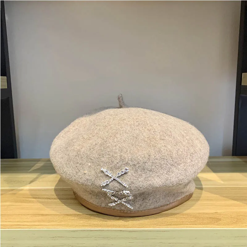 

The New Diamond Strip Decorative Leather Beret Winter Woolen All-Match Lady Painter Hat Outdoor Warm Hat