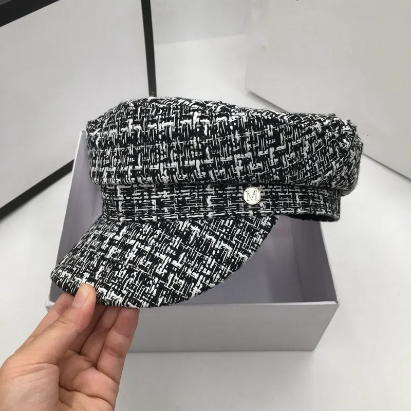 Шапка вязаная шапка светская женская новая зимняя черная и белая маленькая милая