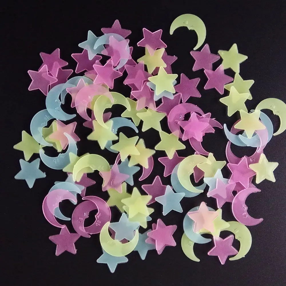 Звезды и луна аккумулирования энергии флуоресцентный светится в темноте