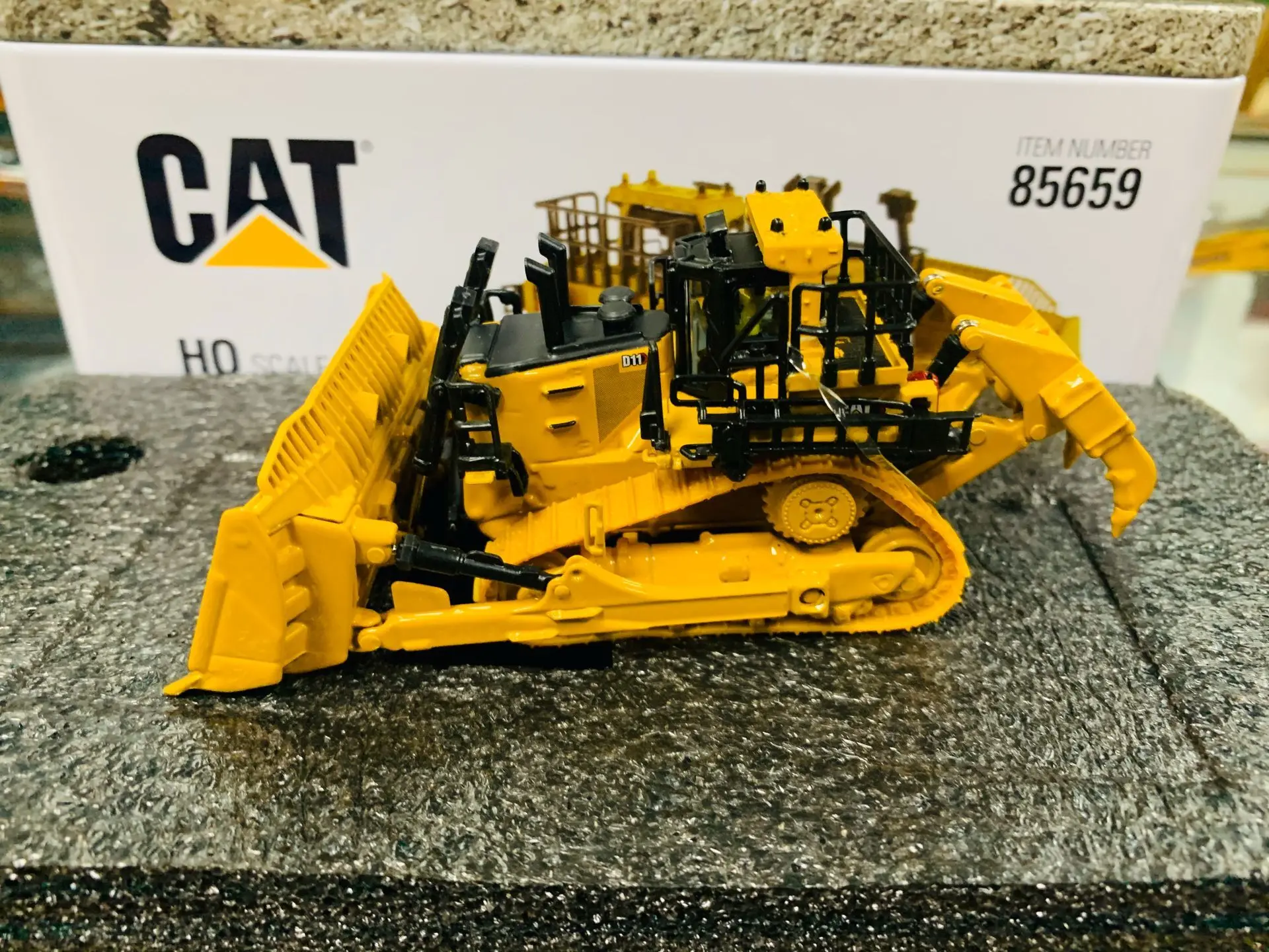 

Caterpillar Cat D11 Dozer Tkn Design 1/87 HO Scale Metal Model By DieCast Masters DM85659 New in Box