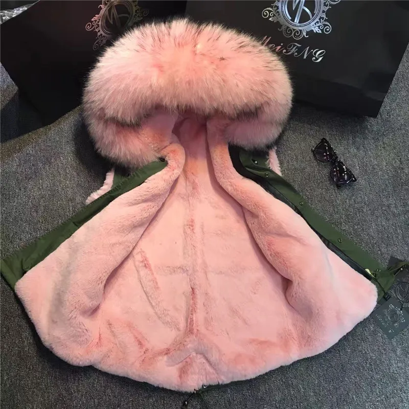 Куртка армейского зеленого цвета с капюшоном воротником из натурального меха