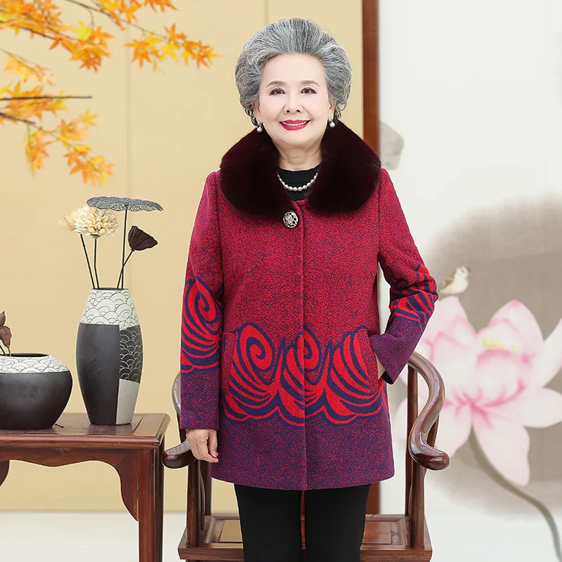 Женское зимнее шерстяное пальто среднего возраста с меховым воротником и